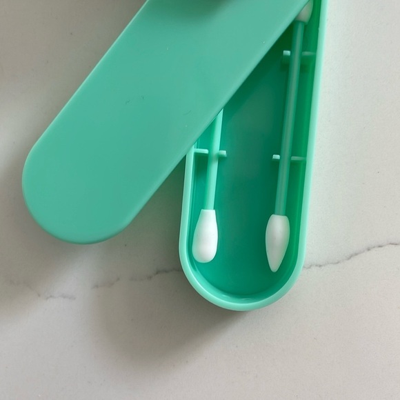 Aria Beauty Reusable Makeup Swabs with Case - Picture 6 of 15